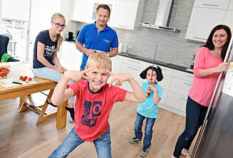 GLAD GJENG: Familien Waler er opptatt av å leve her og nå hjemme i huset sitt på Fjellhamar. Storesøster Nora (13), pappa Eirik (40), Henrik (10), Håkon (5) og mamma
Heidi (40). GLAD GJENG: Familien Waler er opptatt av å leve her og nå hjemme i huset sitt på Fjellhamar. Storesøster Nora (13), pappa Eirik (40), Henrik (10), Håkon (5) og mamma
Heidi (40).