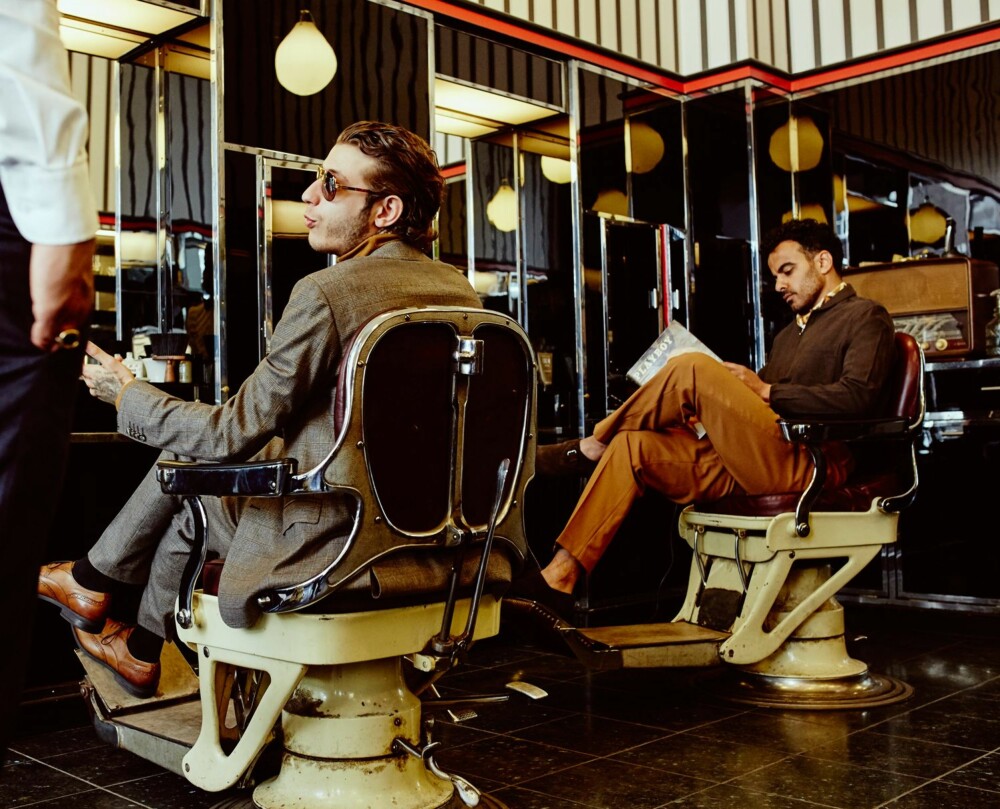 I BARBERSALONGEN: Ahmad (t.h.): Skjorte fra Our Legacy, kr 1600. Bukser fra H&M, kr 350. Tørkle fra København K, kr 90. Sko fra Vagabond, kr 1100. Simon (t.v.): Dress fra Tommy Hilfiger, kr 3900. Høyhalset genser fra Libertine-Libertine, kr 900. Sko fra Vagabond, kr 1100. I BARBERSALONGEN: Ahmad (t.h.): Skjorte fra Our Legacy, kr 1600. Bukser fra H&M, kr 350. Tørkle fra København K, kr 90. Sko fra Vagabond, kr 1100. Simon (t.v.): Dress fra Tommy Hilfiger, kr 3900. Høyhalset genser fra Libertine-Libertine, kr 900. Sko fra Vagabond, kr 1100.