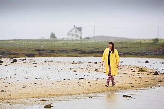 TERAPI: Å gå lange turer i fjæra på Herøy var terapi for Hanne Jensen Kondziella (37) da angsten var hennes følgesvenn. Fortsatt er hun ute i all slags vær. TERAPI: Å gå lange turer i fjæra på Herøy var terapi for Hanne Jensen Kondziella (37) da angsten var hennes følgesvenn. Fortsatt er hun ute i all slags vær.