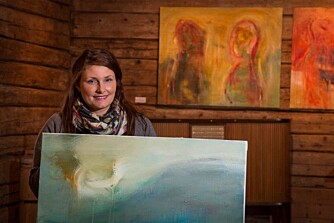 UTSTILLING: Hanne er blitt en kunstner som blir lagt merke til. I sommer stilte hun ut bildene sine på Herøy bygdemuseum. UTSTILLING: Hanne er blitt en kunstner som blir lagt merke til. I sommer stilte hun ut bildene sine på Herøy bygdemuseum.
