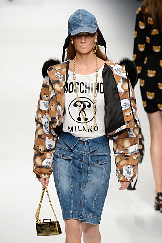 MOSCHINO: Røsseland mener Jeremy Scott, designer for Moschino, beveger seg i et glamcore landskap. Her fra Moschino sin visning på Milan Fashion Week Autumn/Winter 2015. MOSCHINO: Røsseland mener Jeremy Scott, designer for Moschino, beveger seg i et glamcore landskap. Her fra Moschino sin visning på Milan Fashion Week Autumn/Winter 2015.