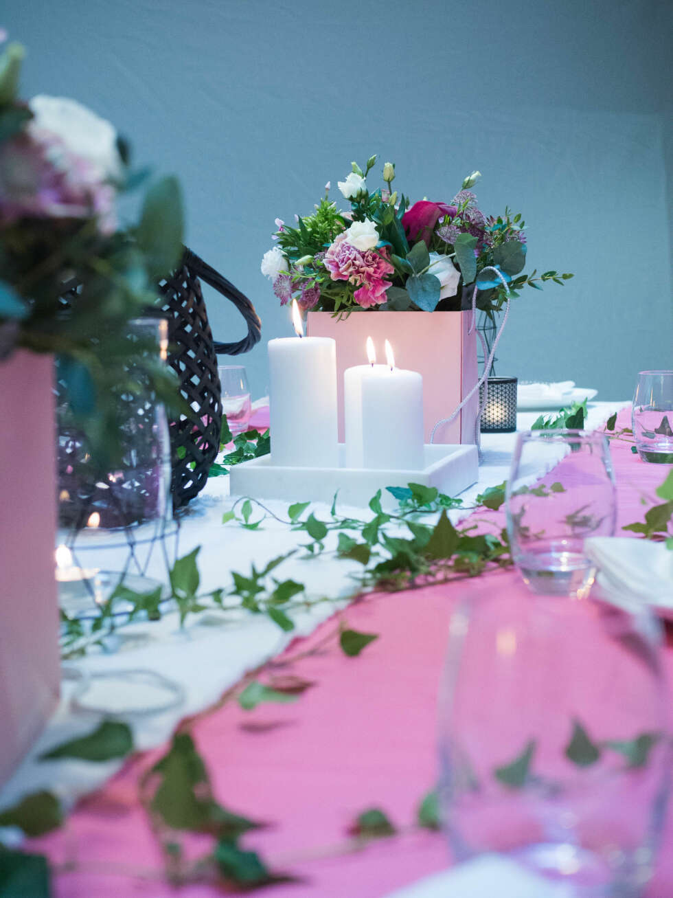 DEKORATIVT: Lys gir god stemning, varier med stearinlys og lykter, tipser interiørstylist Line Dammen. DEKORATIVT: Lys gir god stemning, varier med stearinlys og lykter, tipser interiørstylist Line Dammen.