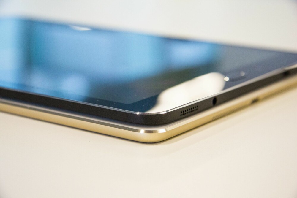 IPAD: Samsung Galaxy Tab S2 (øverst) er litt mindre enn iPad Air 2. IPAD: Samsung Galaxy Tab S2 (øverst) er litt mindre enn iPad Air 2.