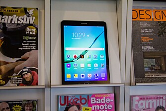 FORM: 4:3 formatet gjør Galaxy Tab S2 ikke fullt så tynn og smal som forgjengerne med 10,1 tommers 16:10-skjerm. Vi liker formatet godt. FORM: 4:3 formatet gjør Galaxy Tab S2 ikke fullt så tynn og smal som forgjengerne med 10,1 tommers 16:10-skjerm. Vi liker formatet godt.