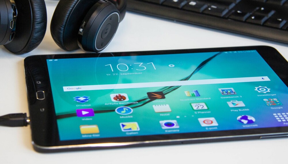 KOMPAKT: Den nye formatet på Galaxy Tab S2 bidrar til å gjøre nettbrettet lite og kompakt. KOMPAKT: Den nye formatet på Galaxy Tab S2 bidrar til å gjøre nettbrettet lite og kompakt.
