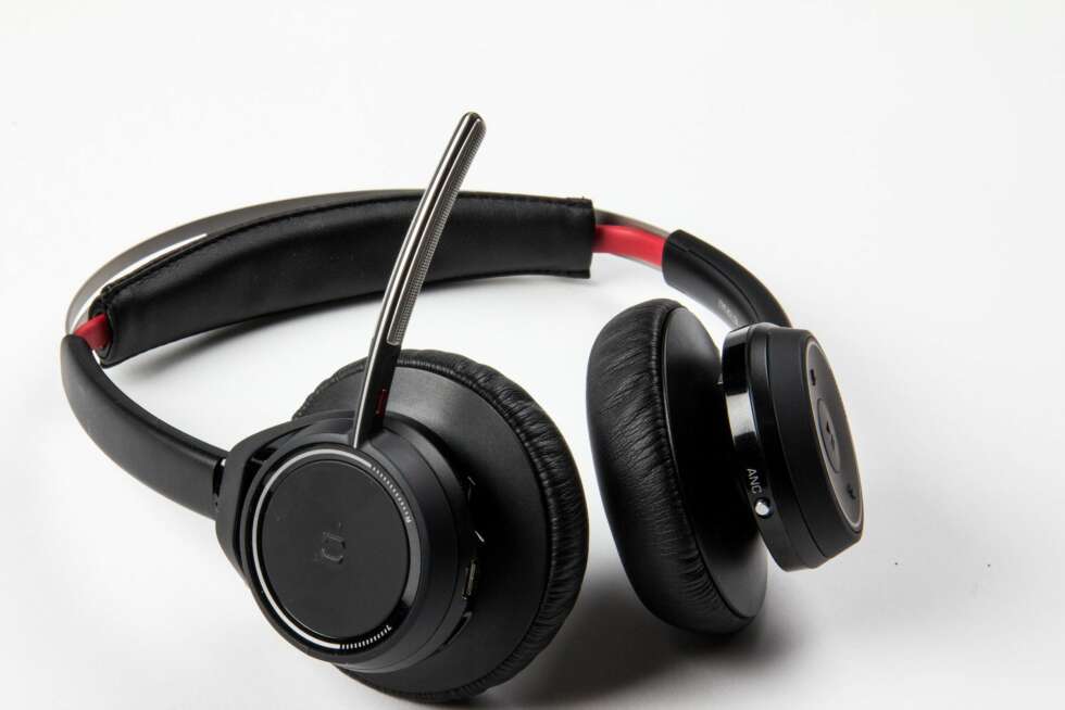 STØYDEMPING: Plantronics Voyager Focus UC er utstyrt med teknologi for støydemping/støyreduksjon. Hodesettet kan også brukes med mikrofonen både på høyre og venstre side. STØYDEMPING: Plantronics Voyager Focus UC er utstyrt med teknologi for støydemping/støyreduksjon. Hodesettet kan også brukes med mikrofonen både på høyre og venstre side.