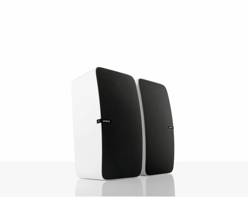 BREDT LYDBILDE: Sonos Play:5 kan brukes stående. Velger du å plassere Sonos-logoen på utsiden får du et bredere lydbilde enn om du snur høyttalerne slik at Sonos-logoen ender innover. BREDT LYDBILDE: Sonos Play:5 kan brukes stående. Velger du å plassere Sonos-logoen på utsiden får du et bredere lydbilde enn om du snur høyttalerne slik at Sonos-logoen ender innover.