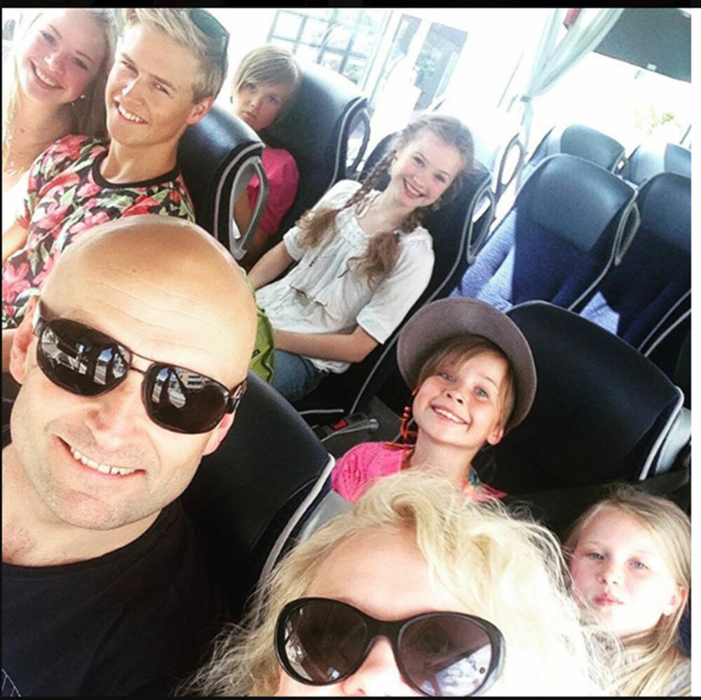 UT PÅ TUR: Hele gjengen, med Hedda, samboer Stein og deres til sammen seks barn, på busstur i ferien. UT PÅ TUR: Hele gjengen, med Hedda, samboer Stein og deres til sammen seks barn, på busstur i ferien.