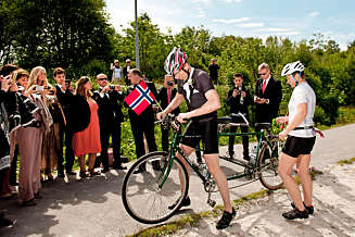 DROPPET BILEN: Etter vielsen syklet Kirsten og Knut Johannes videre til sitt eget selskap. DROPPET BILEN: Etter vielsen syklet Kirsten og Knut Johannes videre til sitt eget selskap.