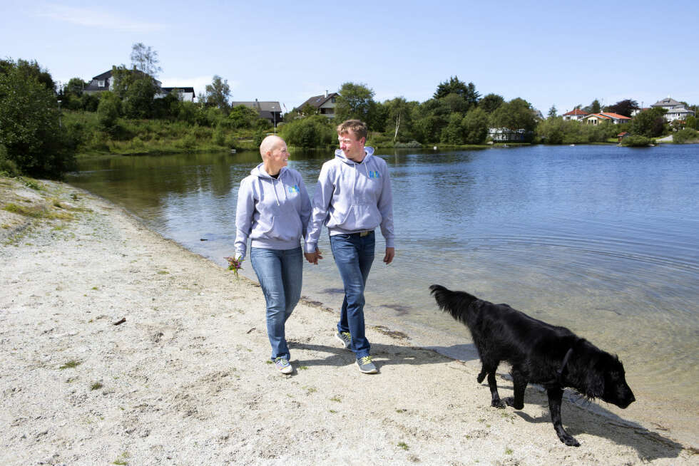 KJÆRLIGHETSSTRANDEN. På denne stranden i Haugesund fridde Knut Johannes til Kirsten. Og på den samme stranden giftet de seg nå i sommer. KJÆRLIGHETSSTRANDEN. På denne stranden i Haugesund fridde Knut Johannes til Kirsten. Og på den samme stranden giftet de seg nå i sommer.
