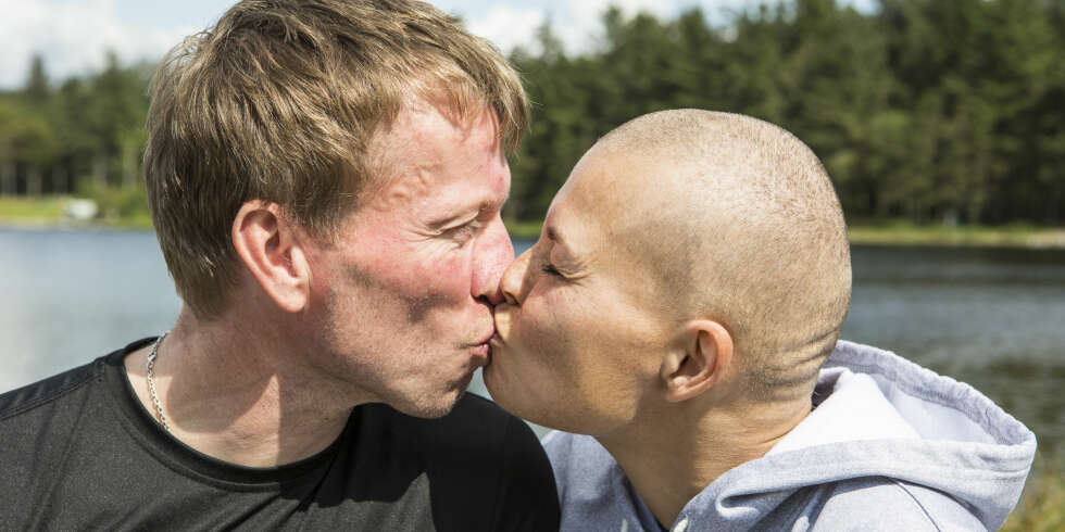 ELSKER HVERANDRE: - Vi klarer å være lykkelige midt opp i vissheten om at en dødelig sykdom herjer i kroppen til Kirsten. Jeg tror kreften har gjort oss flinkere til å oppleve de små tingene, sier Knut Johannes. ELSKER HVERANDRE: - Vi klarer å være lykkelige midt opp i vissheten om at en dødelig sykdom herjer i kroppen til Kirsten. Jeg tror kreften har gjort oss flinkere til å oppleve de små tingene, sier Knut Johannes.