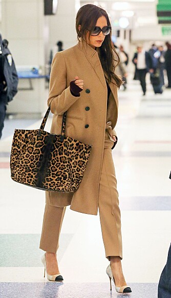 TON I TON: Går du for farger ton i ton dannes ingen horisontalt brytende linjer, og du virker dermed lengre. Her sett på Victoria Beckham. TON I TON: Går du for farger ton i ton dannes ingen horisontalt brytende linjer, og du virker dermed lengre. Her sett på Victoria Beckham.