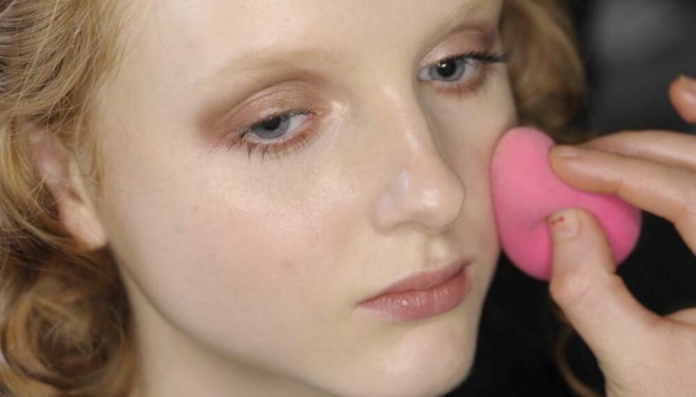 BEAUTY BLENDER: En fuktet Beauty Blender er super å legge en foundation med når du er ute etter et mer naturlig, frisk og glødende resultat. Du kan også bruke den etter at foundation er på plass, for å friske til enkelte områder som kanskje har blitt tørre. BEAUTY BLENDER: En fuktet Beauty Blender er super å legge en foundation med når du er ute etter et mer naturlig, frisk og glødende resultat. Du kan også bruke den etter at foundation er på plass, for å friske til enkelte områder som kanskje har blitt tørre.