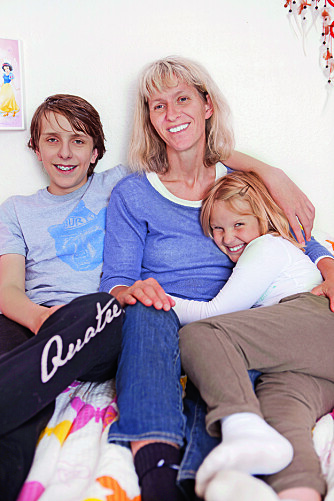 GOD KONTAKT: Berit og barna Haldor (13) og Hanne Sofie (8) er nære og har et eget språk seg imellom. GOD KONTAKT: Berit og barna Haldor (13) og Hanne Sofie (8) er nære og har et eget språk seg imellom.