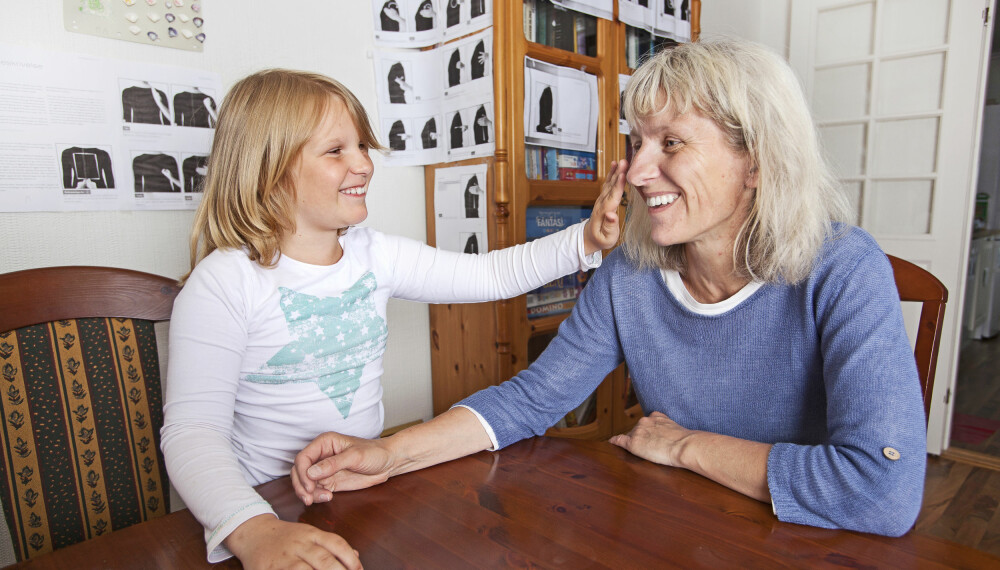 EGET SPRÅK: Berit og barna kan tøyse og tulle med hverandre med helt spesielle tegn. Tegningene på veggen viser hvordan tegnene utføres på rygg, skulder eller overarm. Her er Berit i samtale med datteren Hanne Sofie. EGET SPRÅK: Berit og barna kan tøyse og tulle med hverandre med helt spesielle tegn. Tegningene på veggen viser hvordan tegnene utføres på rygg, skulder eller overarm. Her er Berit i samtale med datteren Hanne Sofie.