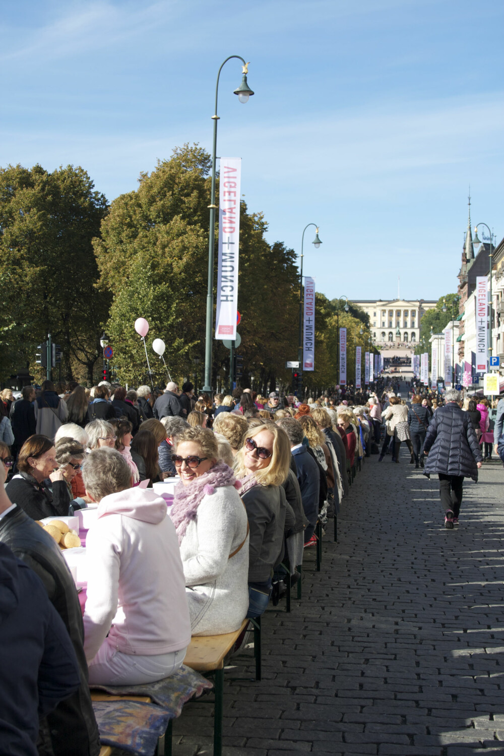 FOLKEFEST: Over 1500 personer koste seg med rosa lunsj i høstsolen i Karl Johans Gate på lørdag. FOLKEFEST: Over 1500 personer koste seg med rosa lunsj i høstsolen i Karl Johans Gate på lørdag.