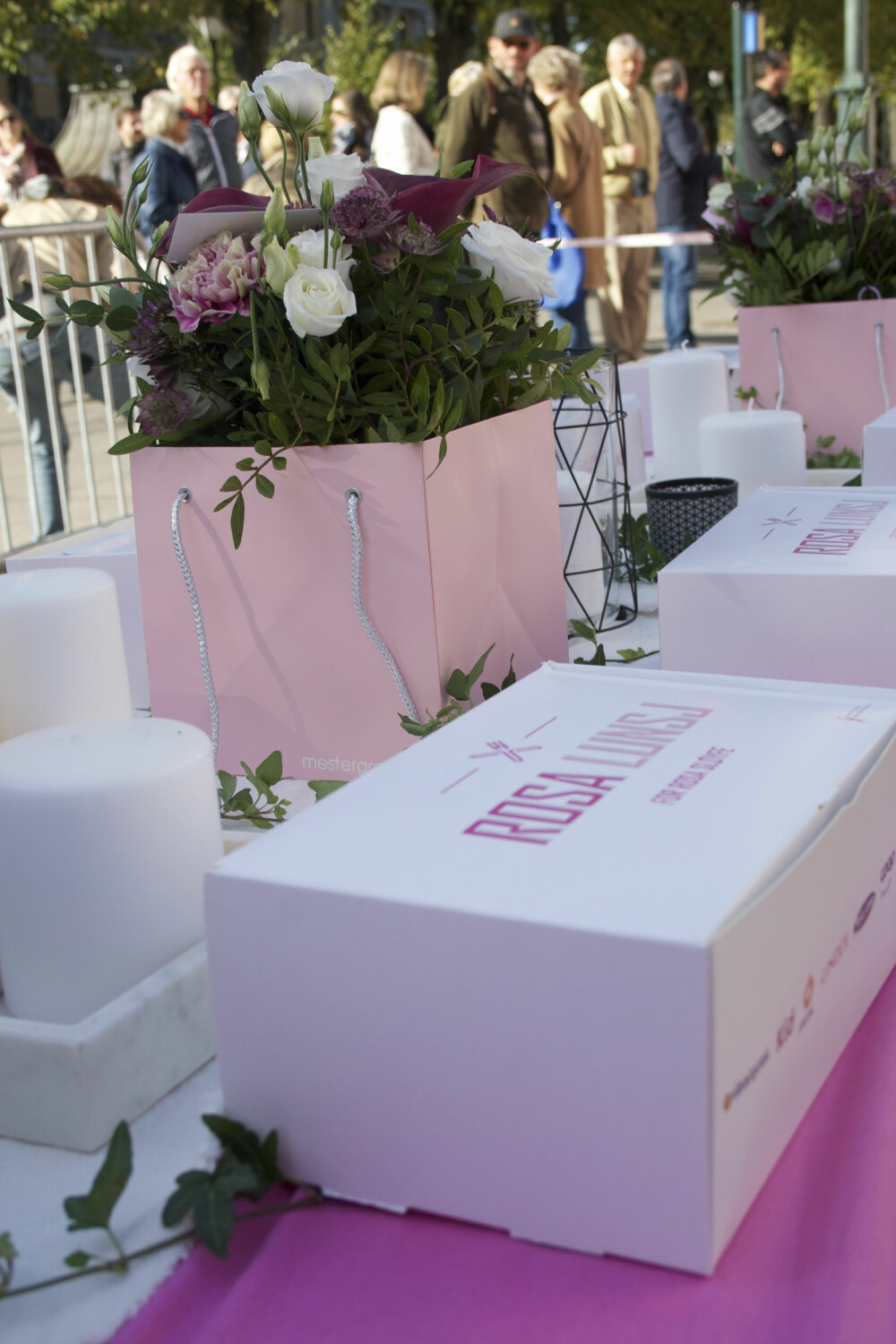 DEKORASJON: Bordet var dekorert med blomsterbuketten fra Mester Grønn og produkter fra Kid, som er hovedsponsorene til Rosa Sløyfe-aksjonen. DEKORASJON: Bordet var dekorert med blomsterbuketten fra Mester Grønn og produkter fra Kid, som er hovedsponsorene til Rosa Sløyfe-aksjonen.