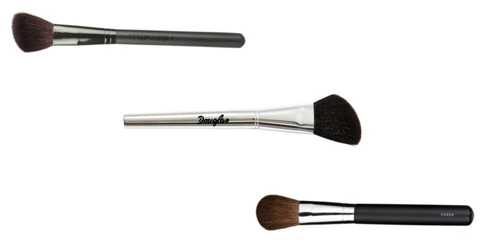 TIL ROUGE I PUDDERFORM (f.v.): Makiash Blush Brush, kr 169.Douglas Vinklet rougepensel, kr 129. KICKS Professional Cheek Brush, kr 129. TIL ROUGE I PUDDERFORM (f.v.): Makiash Blush Brush, kr 169.Douglas Vinklet rougepensel, kr 129. KICKS Professional Cheek Brush, kr 129.