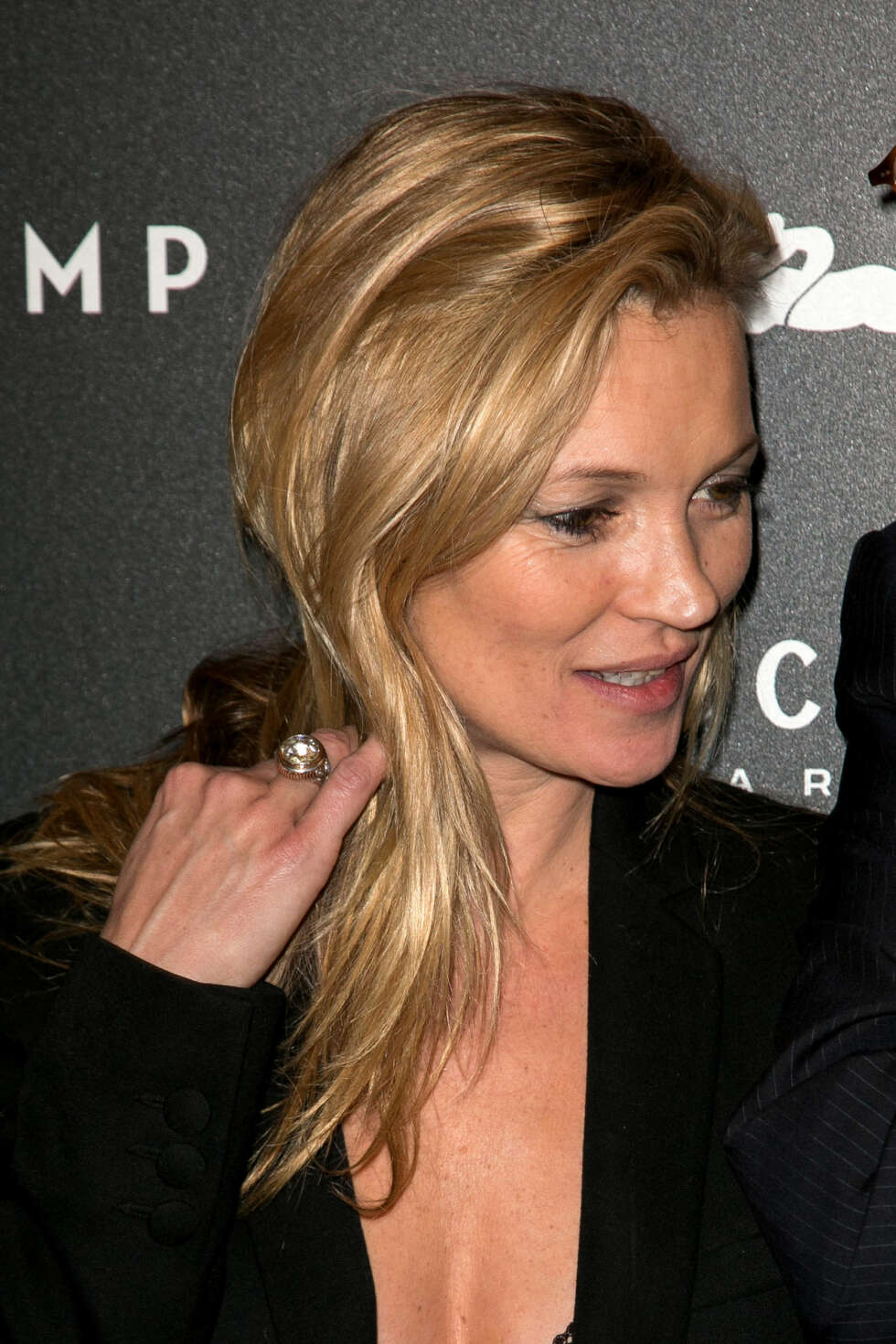 KONTRAST: Kate Moss er kjent for sin avslappede stil. Effortless hair kan være en fin kontrast til en ellers pyntet look. Foto: Getty Images KONTRAST: Kate Moss er kjent for sin avslappede stil. Effortless hair kan være en fin kontrast til en ellers pyntet look. Foto: Getty Images