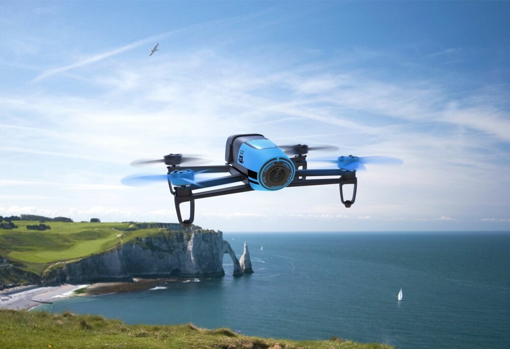 BILLIGERE: Parrot Bebop bruker ingen gimbal. Istedenfor har den en 14 megapiksels sensor og en vidvinkellinse som passer utmerket til digital stabilisering. BILLIGERE: Parrot Bebop bruker ingen gimbal. Istedenfor har den en 14 megapiksels sensor og en vidvinkellinse som passer utmerket til digital stabilisering.