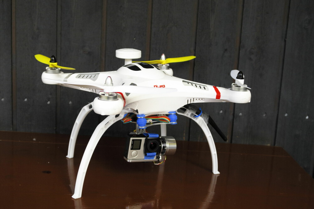 MODIFISERT: Cheerson CX-20 er en ganske billig drone du kan modifisere mye. Her har vi for eksempel byttet ut føtter og propeller, montert på en gimbal og GoPro Hero 4, samt lagt til telemetri slik at dronen kan sende informasjon om høyde og fart tilbake til piloten. MODIFISERT: Cheerson CX-20 er en ganske billig drone du kan modifisere mye. Her har vi for eksempel byttet ut føtter og propeller, montert på en gimbal og GoPro Hero 4, samt lagt til telemetri slik at dronen kan sende informasjon om høyde og fart tilbake til piloten.