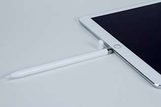 LADING: Apple Pencil lades ved å plugge den rett i Lightning-kontakten. LADING: Apple Pencil lades ved å plugge den rett i Lightning-kontakten.