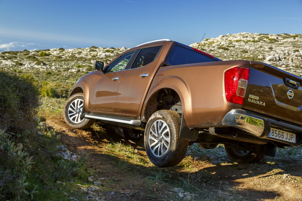KLARER SEG: Vi fikk ikke satt Navara på noen store prøver i terrenget, men den taklet alt vi utsatte den for uten problemer. Noen vil imidlertid kanskje savne den mekaniske diffsperre på bakakselen. Foto: Nissan KLARER SEG: Vi fikk ikke satt Navara på noen store prøver i terrenget, men den taklet alt vi utsatte den for uten problemer. Noen vil imidlertid kanskje savne den mekaniske diffsperre på bakakselen. Foto: Nissan