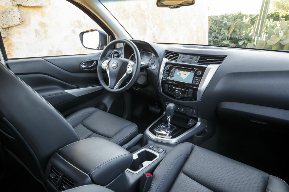 FINERE INTERIØR: Også på innsiden har Navara fått et mer personbilaktig preg. Foto: Nissan FINERE INTERIØR: Også på innsiden har Navara fått et mer personbilaktig preg. Foto: Nissan