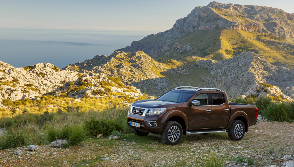 PERSONBILPREG: På utsiden bidrar både linjeføring og detaljer til at Navara ser mindre ut som en arbeidsbil og mer ut som en stor SUV med lasteplan. Foto: Nissan PERSONBILPREG: På utsiden bidrar både linjeføring og detaljer til at Navara ser mindre ut som en arbeidsbil og mer ut som en stor SUV med lasteplan. Foto: Nissan