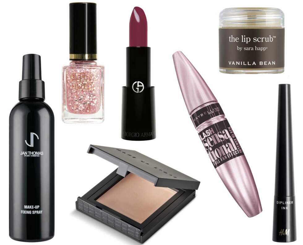 FORSLAG TIL SMINKEPRODUKTER (f.v.): Jan Thomas Studio Cosmetics Fixing Spray, kr 199. Nilens Jord Nail Polish 693, kr 159. Giorgio Armani Rouge d'Armani Plum 601, kr 280. Maybelline New York Volume Express Sensational Intense Black, kr 139. Sara Happ The Lip Scrub Vanilla Bean, kr 229. Make Up Store Gleam Dream, kr 245. H&M dipliner, kr 59,50. FORSLAG TIL SMINKEPRODUKTER (f.v.): Jan Thomas Studio Cosmetics Fixing Spray, kr 199. Nilens Jord Nail Polish 693, kr 159. Giorgio Armani Rouge d'Armani Plum 601, kr 280. Maybelline New York Volume Express Sensational Intense Black, kr 139. Sara Happ The Lip Scrub Vanilla Bean, kr 229. Make Up Store Gleam Dream, kr 245. H&M dipliner, kr 59,50.