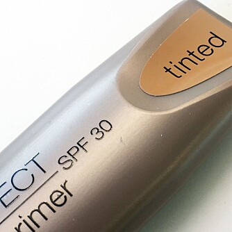 SMINKE MED SPF: Har sminken din UVA- og UVB-filter og minst SPF 15, trenger du ikke å bruke solkrem i tillegg. SMINKE MED SPF: Har sminken din UVA- og UVB-filter og minst SPF 15, trenger du ikke å bruke solkrem i tillegg.