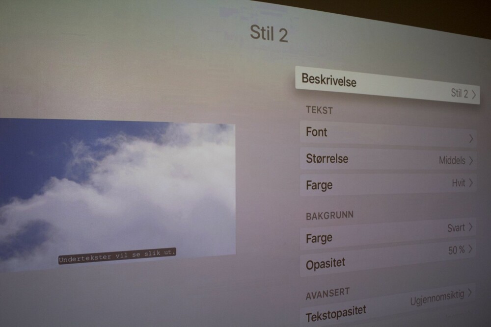 STIL: Du kan selv bestemme hvordan undertekstene på Apple TV skal se ut. Du kan velge farge, størrelse, font, bakgrunn og hvor gjennomsiktige de skal være. STIL: Du kan selv bestemme hvordan undertekstene på Apple TV skal se ut. Du kan velge farge, størrelse, font, bakgrunn og hvor gjennomsiktige de skal være.