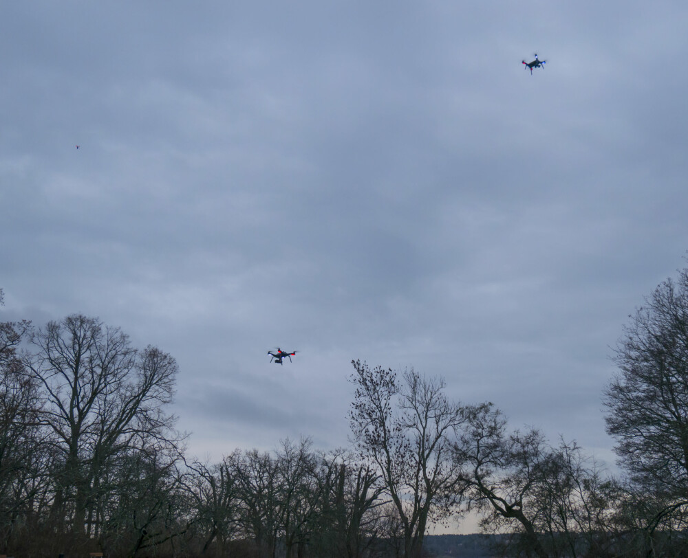 Det ble folksomt med droner over testlokasjonen til 3DR. Det ble folksomt med droner over testlokasjonen til 3DR.