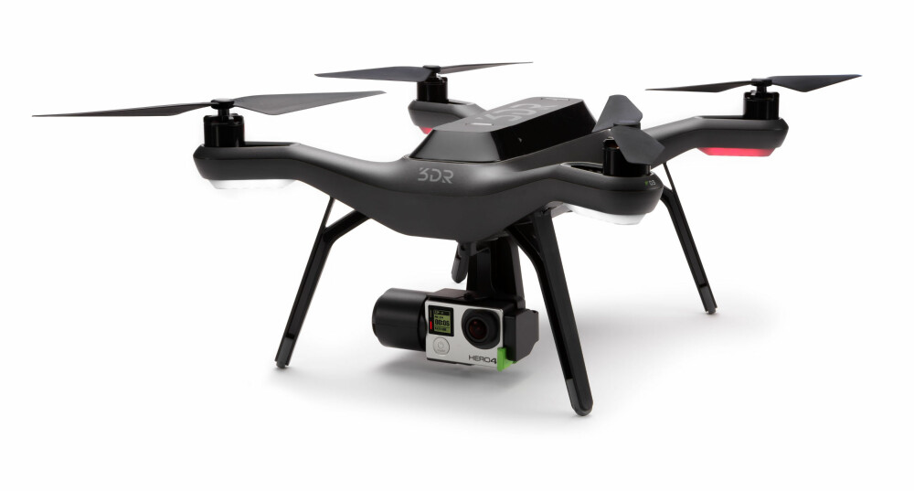 KOSTBAR: 3DR Solo har en prislapp på ca. 12.000 kroner. I tillegg må du ha gimbal og kamera. Gimbal-en koster ca. 4800 kroner, mens et GoPro-kamera kan koste fra 2-4000 kroner. Det blir fort dyrt. KOSTBAR: 3DR Solo har en prislapp på ca. 12.000 kroner. I tillegg må du ha gimbal og kamera. Gimbal-en koster ca. 4800 kroner, mens et GoPro-kamera kan koste fra 2-4000 kroner. Det blir fort dyrt.