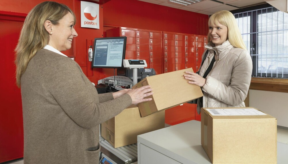 MOMS OG GEBYR: Når du henter utenlandsbestillingen din på Posten må du betale moms og fortollingsgebyr dersom varens verdi, frakt- og forsikringspris er over 350 kroner til sammen. MOMS OG GEBYR: Når du henter utenlandsbestillingen din på Posten må du betale moms og fortollingsgebyr dersom varens verdi, frakt- og forsikringspris er over 350 kroner til sammen.