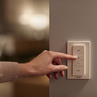 DIMMER: Den nye dimmebryteren til Philips, som klistres rett på veggen, er nok en måte å styre lyset på. DIMMER: Den nye dimmebryteren til Philips, som klistres rett på veggen, er nok en måte å styre lyset på.