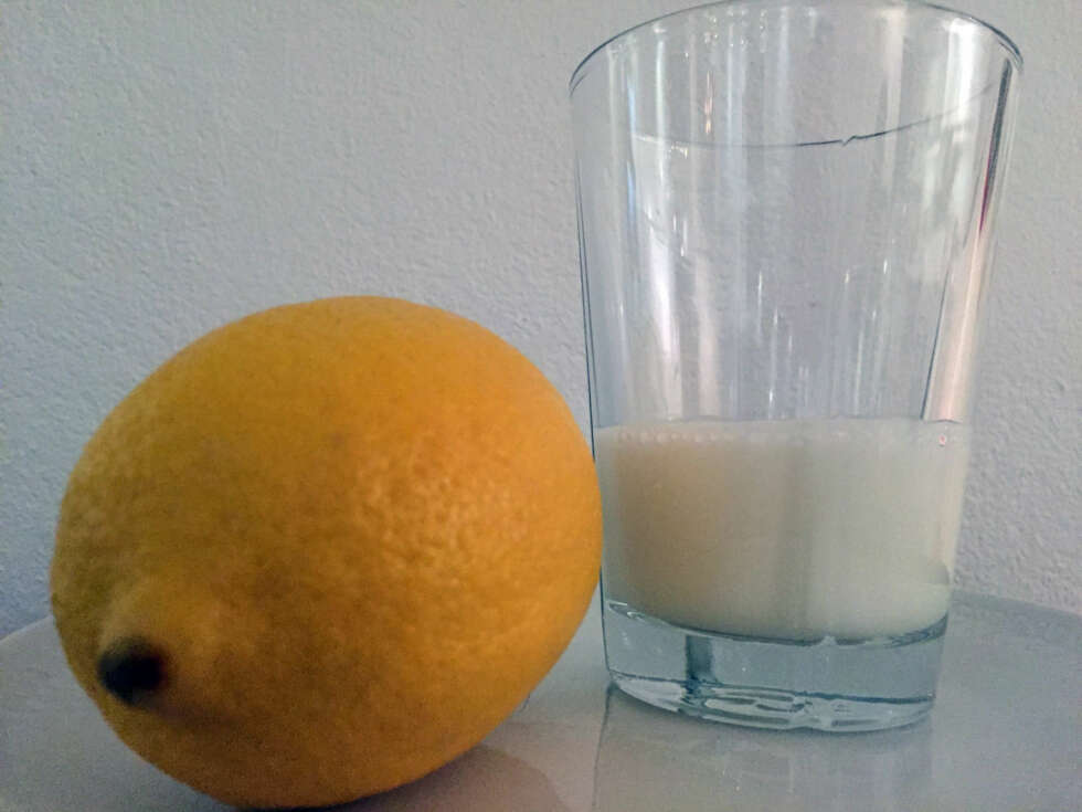 FINE NEGLER: Sitron og melk mot misfargede negler? Jepp! FINE NEGLER: Sitron og melk mot misfargede negler? Jepp!