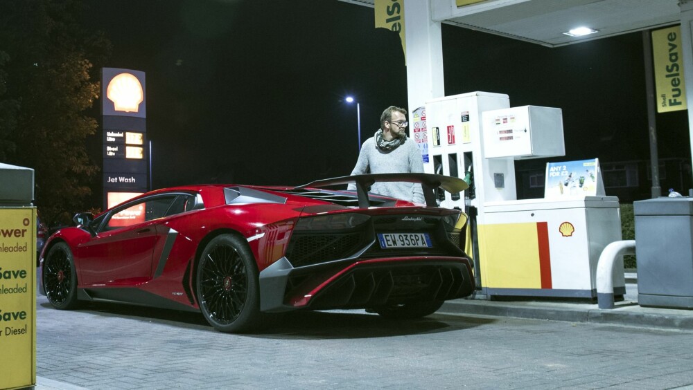 STADIG VEKK TIL PUMPENE: Med en V12-er på 750 hk blir man en hyppig gjest ved pumpene. STADIG VEKK TIL PUMPENE: Med en V12-er på 750 hk blir man en hyppig gjest ved pumpene.