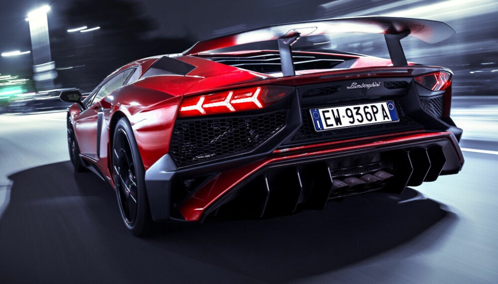 RÅ: Lamborghini Aventador LP 750-4 Superveloce. LP betyr Longitudinale Posteriore. 750 forteller hvor mange hk den har, mens 4 forteller at den har firehjulsdrift. Superveloce? Superrask. RÅ: Lamborghini Aventador LP 750-4 Superveloce. LP betyr Longitudinale Posteriore. 750 forteller hvor mange hk den har, mens 4 forteller at den har firehjulsdrift. Superveloce? Superrask.