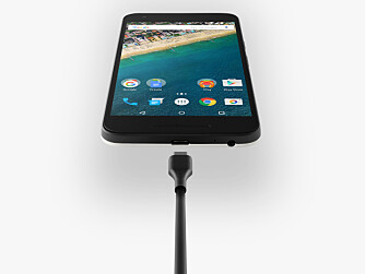 LG Nexus 5X har fått den nye USB-C kontakten. Den er praktisk i og med at den kan settes inn begge veier, men siden standarden er fersk kan det være vanskelig å få lånt lader om man skulle trenge det. LG Nexus 5X har fått den nye USB-C kontakten. Den er praktisk i og med at den kan settes inn begge veier, men siden standarden er fersk kan det være vanskelig å få lånt lader om man skulle trenge det.