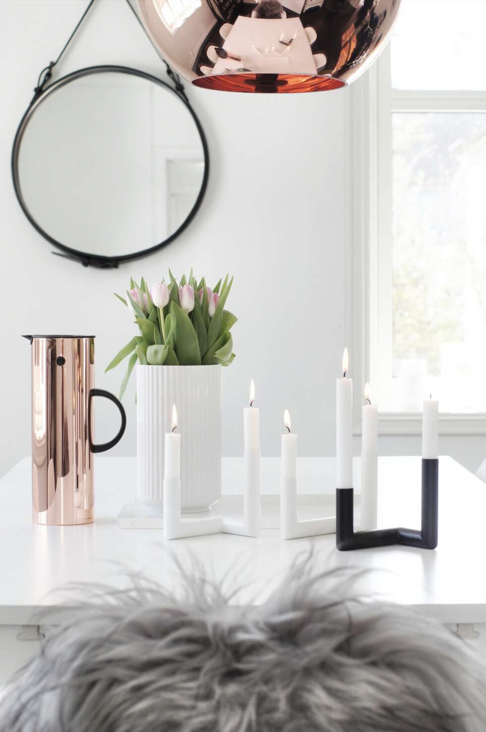 DETALJER: Janne elsker å ha snittblomster rundt seg, og har nesten alltid en bukett crispy tulipaner på bordet. DETALJER: Janne elsker å ha snittblomster rundt seg, og har nesten alltid en bukett crispy tulipaner på bordet.