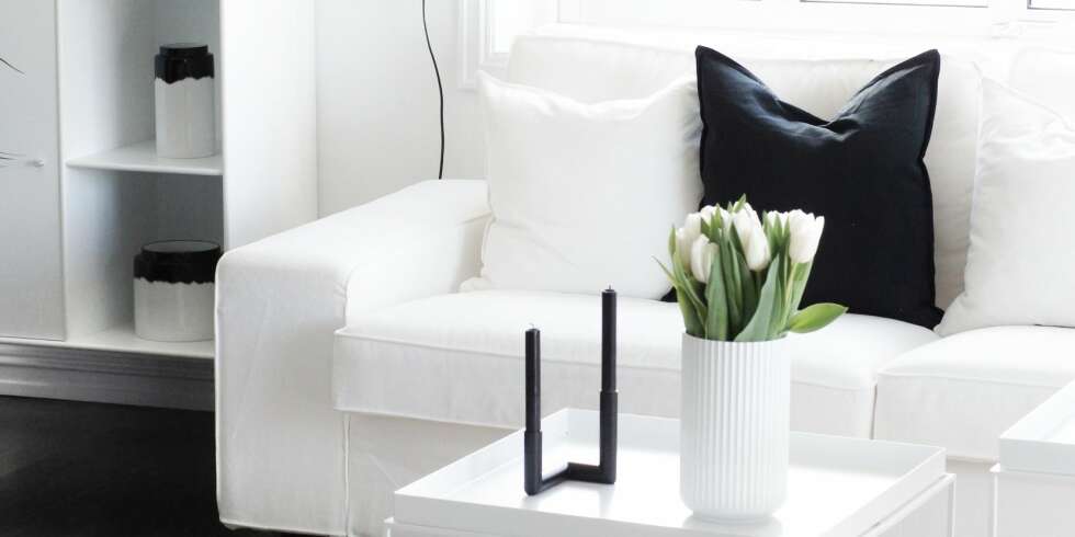 HVIT ELEGANSE: Interiørblogger Janne Iversen liker å kombinere hvitt med svart for et monokromt uttrykk. HVIT ELEGANSE: Interiørblogger Janne Iversen liker å kombinere hvitt med svart for et monokromt uttrykk.