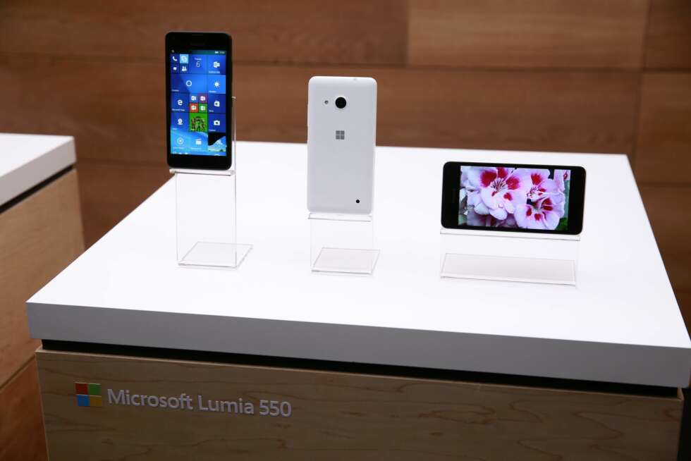 KLASSISK LUMIA: Det er liten tvil om at Lumia 950 og Lumia 950 XL følger designprofilen til Lumia-familien. KLASSISK LUMIA: Det er liten tvil om at Lumia 950 og Lumia 950 XL følger designprofilen til Lumia-familien.