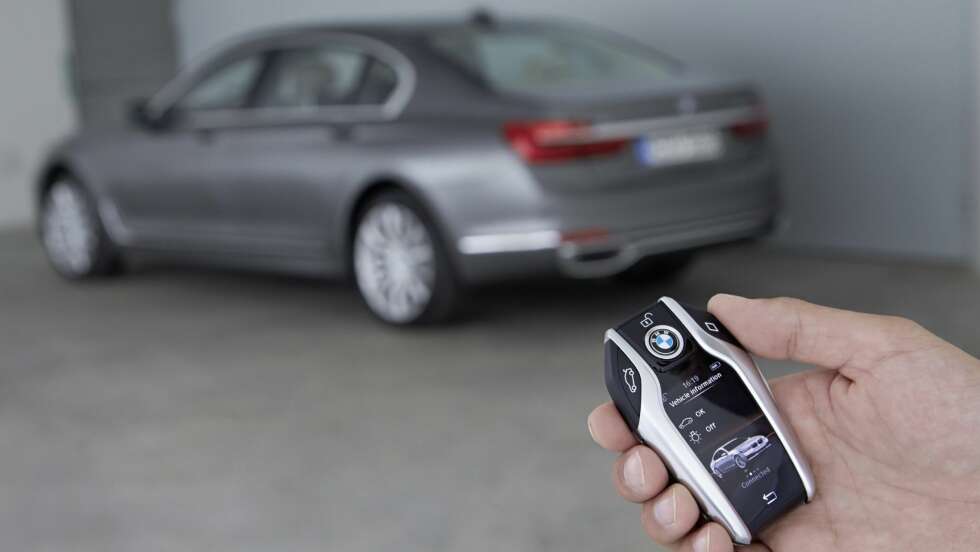 FJERNKONTROLLERT: Nye BMW 7-serie kan parkeres ved hjelp av fjernkontroll. Dette ekstrautstyret blir tilgjengelig først noe senere. FOTO: BMW FJERNKONTROLLERT: Nye BMW 7-serie kan parkeres ved hjelp av fjernkontroll. Dette ekstrautstyret blir tilgjengelig først noe senere. FOTO: BMW
