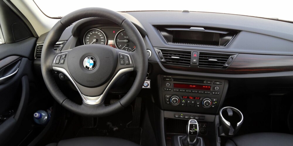 FØRERHYGGE: BMW-stilen er godt gjennomført i X1, og det er lite som minner om SUV fra førerplass. FØRERHYGGE: BMW-stilen er godt gjennomført i X1, og det er lite som minner om SUV fra førerplass.