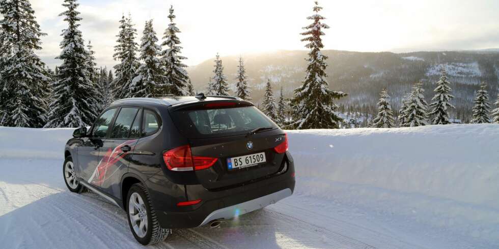 KONGE PÅ SNØ: xDrive-systemet gir nydelige egenskaper på vinterføre. Fint kontroll og en passe bakhjulsdrevet karakter. KONGE PÅ SNØ: xDrive-systemet gir nydelige egenskaper på vinterføre. Fint kontroll og en passe bakhjulsdrevet karakter.