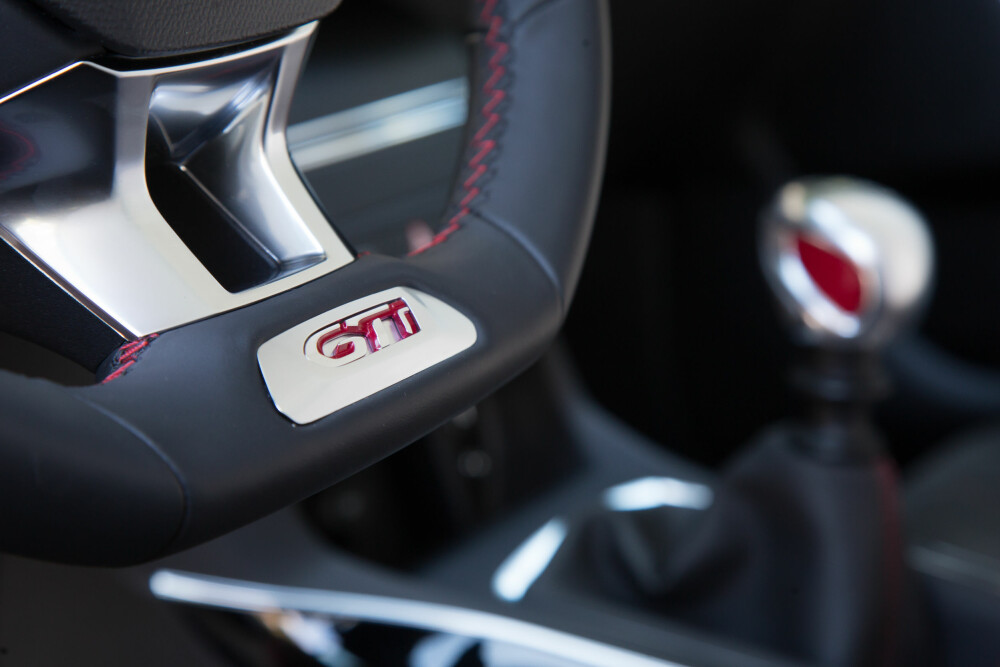 GTI-DETALJER: Innvendig finner du flere detaljer som minner deg på at bilen har litt mer krefter enn naboens. FOTO: Peugeot GTI-DETALJER: Innvendig finner du flere detaljer som minner deg på at bilen har litt mer krefter enn naboens. FOTO: Peugeot