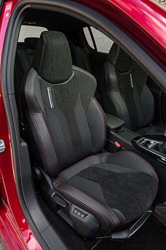 GOD STØTTE: Bøttestolene i alcantara og skinn gir god støtte i svingene og er komfortable på lengre turer. FOTO: Peugeot GOD STØTTE: Bøttestolene i alcantara og skinn gir god støtte i svingene og er komfortable på lengre turer. FOTO: Peugeot