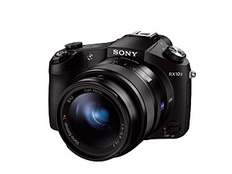AVANSERT: Sony Cyber-shot RX10 II er et avansert kompaktkamera med 20 megapikslers oppløsning, stor bildebrikke og 8,3x optisk zoom. AVANSERT: Sony Cyber-shot RX10 II er et avansert kompaktkamera med 20 megapikslers oppløsning, stor bildebrikke og 8,3x optisk zoom.