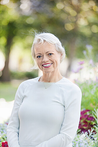 FRISK: - I januar fikk jeg diagnosen, og 23. mars ble mange små og en kjempesvulst på fire kilo fjernet fra magen min. Jeg forberedte meg på å være ute av drift minst et år. Men i juli var jeg tilbake i full jobb, forteller Ine. FRISK: - I januar fikk jeg diagnosen, og 23. mars ble mange små og en kjempesvulst på fire kilo fjernet fra magen min. Jeg forberedte meg på å være ute av drift minst et år. Men i juli var jeg tilbake i full jobb, forteller Ine.